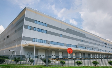 浙江綠地鉑選電子商務(wù)有限公司  綠地全球進(jìn)口商品浙江運(yùn)營(yíng)中心（嘉興綜合保稅）項(xiàng)目 EPC總 承包 嘉興綜合保稅區(qū)興業(yè)路東側(cè)、大橋港南側(cè)、東巡邏通道西側(cè)、區(qū)和路北側(cè)。